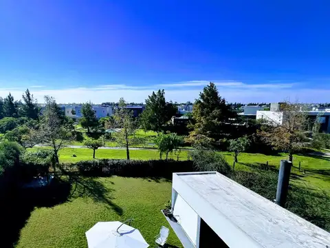 Casa 8 ambientes con 4 baños