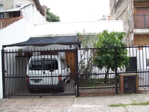 CASA AL FRENTE 3 AMBIENTES CON ENTRADA DE AUTO