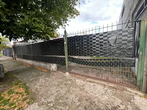Casa 3 amb con amplio parque al frente, ubicada en Gonzalez Chavez 1061, Temperley