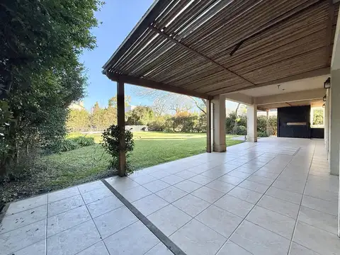 Casa 10 ambientes con 4 baños