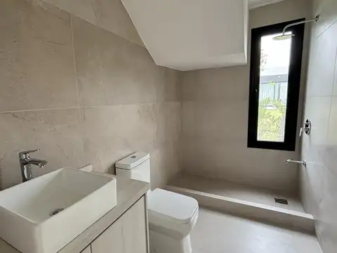 Casa 5 ambientes con 3 baños