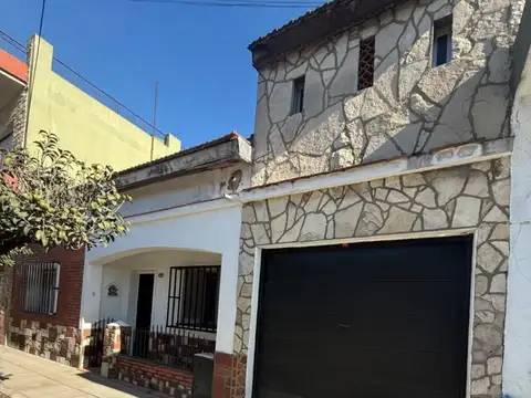 Casa de 2 Dormitorios y Garage - Excelente Estado  