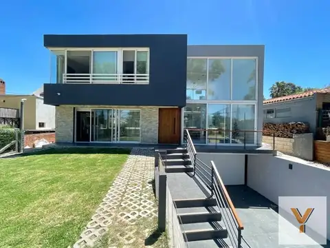Casa en venta - 5 Dormitorios 4 Baños - 1.000Mts2 - Canelones, Uruguay