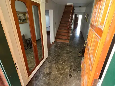 EXTRAORDINARIA CASA 4 AMB. CON DEPENDENCIA - GRAN PARQUE - PISCINA - TERRAZA - GARAGE - SUPER LUMINOSA