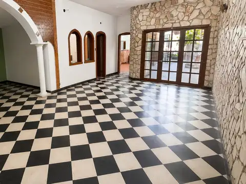 Casa en Alquiler con 2 cocheras