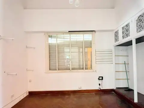 Local sobre calle Entre Ríos y locales en galería.