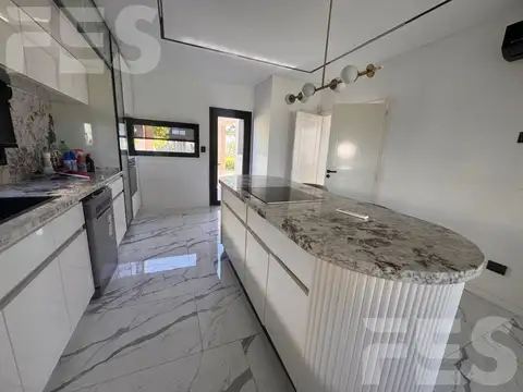 Casa en Venta con 6 cocheras