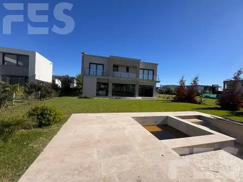 Casa 5 ambientes con 2 baños
