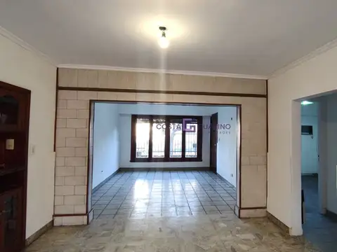 Excelente casa de 4 ambientes con cochera, patio y terraza