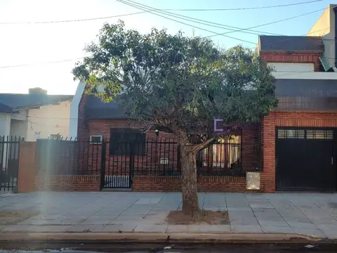 Excelente casa de 4 ambientes con cochera, patio y terraza