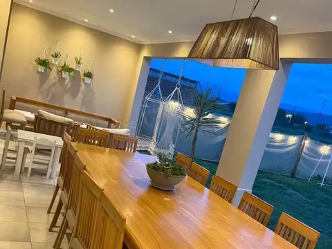 Casa 9 ambientes con 5 baños