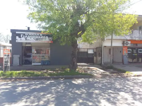 Venta de vivienda con local.