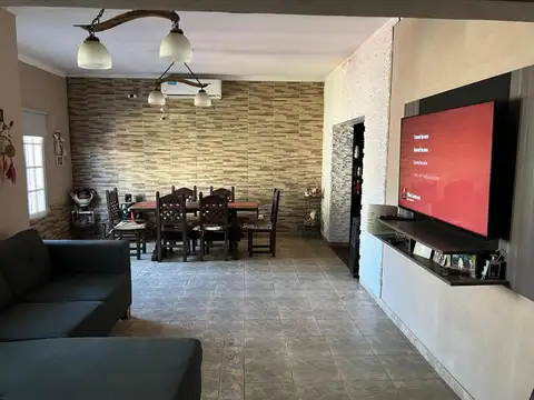 Casa 4 ambientes con 2 baños