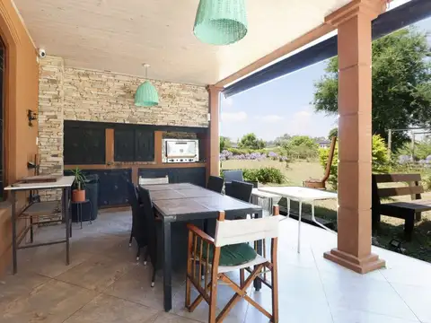 BARRIO EL CAZADOR VENTA CASA 4 AMB PILETA2 LOTES