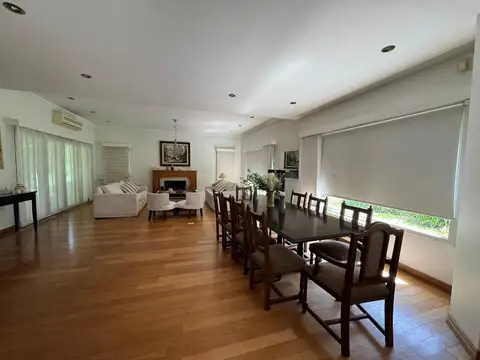 Casa 8 ambientes con 5 baños