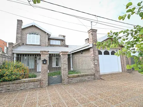 Casa en Venta con 2 cocheras