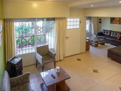 Casa en Venta con 4 cocheras