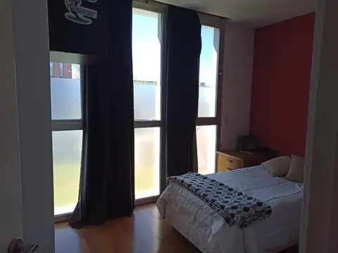 Casa en Alquiler con 4 cocheras