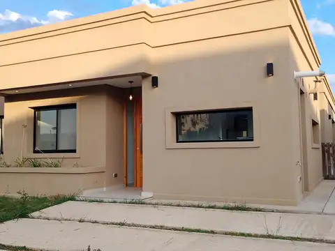 VENTA CASA 4 AMBIENTES A ESTRENAR IMPECABLE EN BARRIO SANTA ELENA