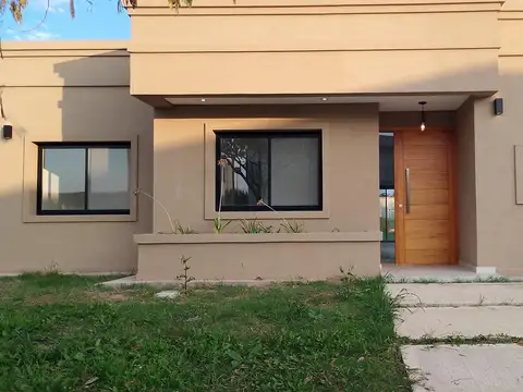 VENTA CASA 4 AMBIENTES A ESTRENAR IMPECABLE EN BARRIO SANTA ELENA