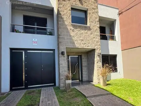 Casa 6 Ambientes Desarrollada en 2 Plantas en Villa Lugano