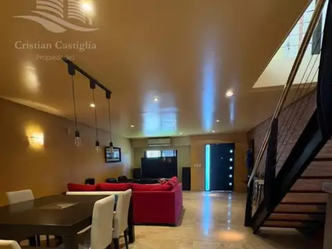 Casa 6 Ambientes Desarrollada en 2 Plantas en Villa Lugano