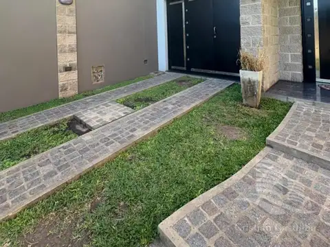 Casa 6 ambientes con 3 baños