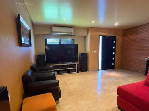 Casa en Venta con 3 cocheras