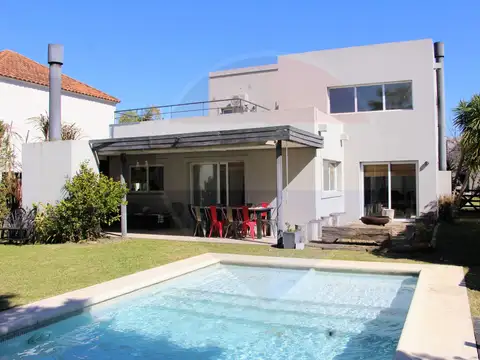 CASA 4 AMBIENTES + DEPENDENCIA BARRIO LOS SAUCES