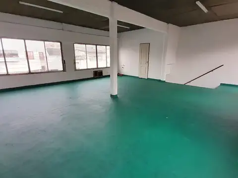 VENTA EN BLOCK. GALPON/DEPOSITO EN PA + 2 LOCALES/OFICINAS EN PB. A MTS DE AV. MITRE.