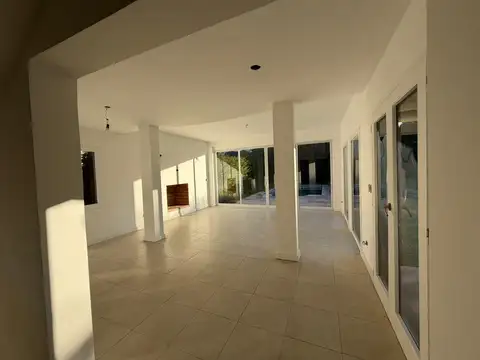 Casa 6 ambientes con 4 baños