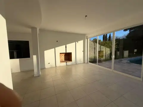 Casa en Alquiler con 3 cocheras