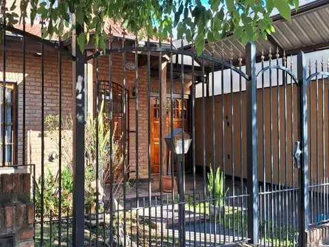 EXCELENTE CHALET CERCA AUTOPISTA DEL OESTE