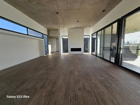 Casa 6 ambientes con 2 baños