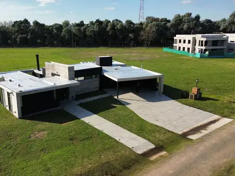 Casa en Alquiler con 2 cocheras