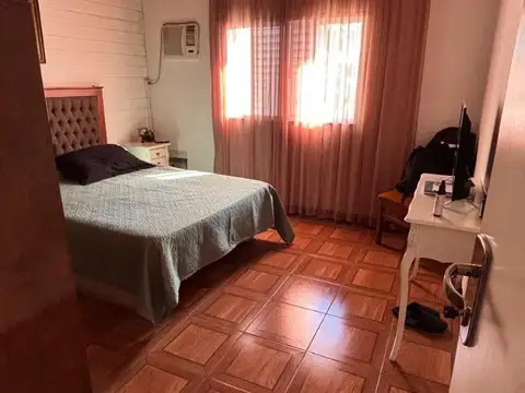 Casa con 2 dormitorios, excelente ubicación.