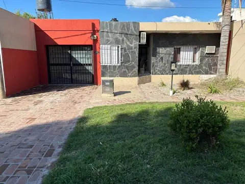 Casa con 2 dormitorios, excelente ubicación.