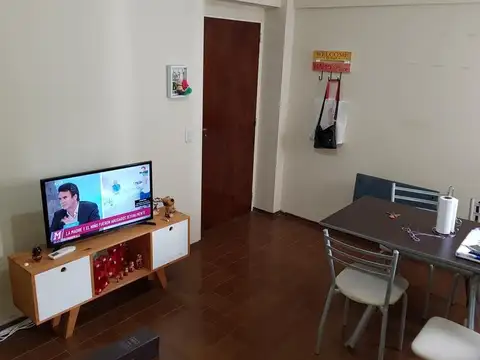 MUY BAJAS EXPENSAS !  LUMINOSO, LIVING, BALCÓN FRANCÉS INTERNO,COCINA, LAVADERO, DORMITORIO PLACAR