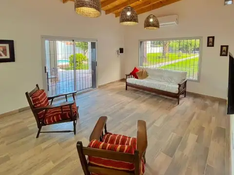 Casa en Alquiler con 4 cocheras