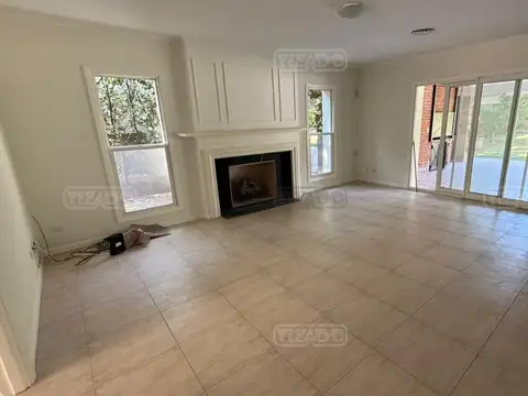 Casa en Alquiler con 1 cochera