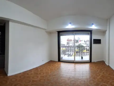 BUEN DTO  AL FRENTE A MTS DE AV RIVADAVIA
