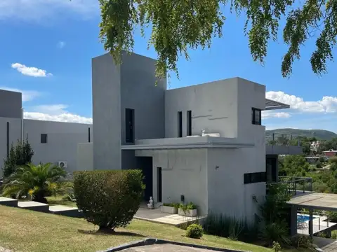 Venta casa tres dormitorios con pileta en country altos de carlos paz