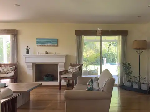 Casa 6 ambientes con 4 baños