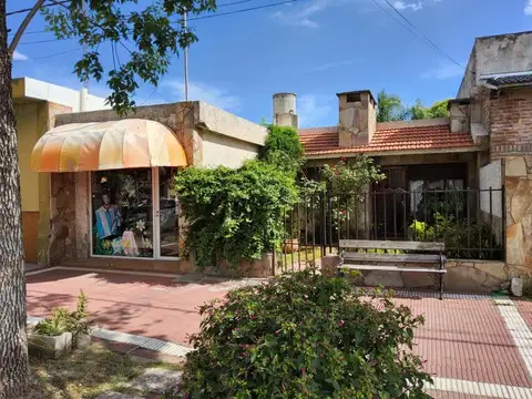 VENTA DE CASA 3 AMBIENTES CON GRAN JARDIN Y LOCAL