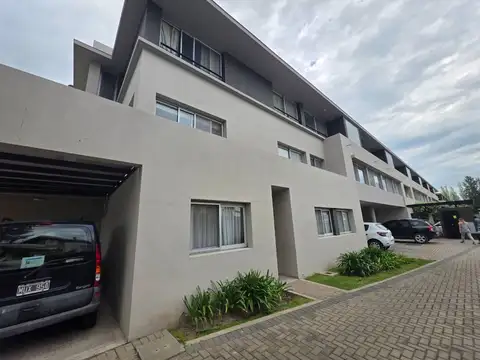VENTA. DUPLEX CON BALCÓN Y COCHERA. NORDELTA
