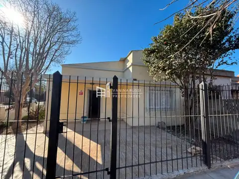 Venta | Dos casas linderas con cochera– 3 y 4 ambientes