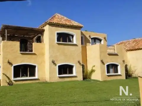 Casa 5 ambientes con 3 baños