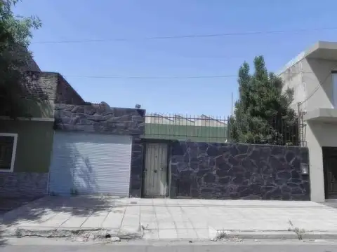 Casa en venta - 2 Dormitorios 1 Baño - Cochera - 230Mts2 - San Justo, La Matanza