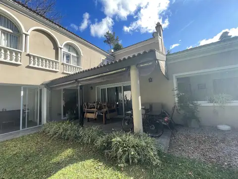 Casa 6 ambientes con 4 baños