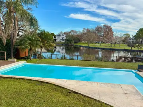 Casa en Alquiler con 2 cocheras